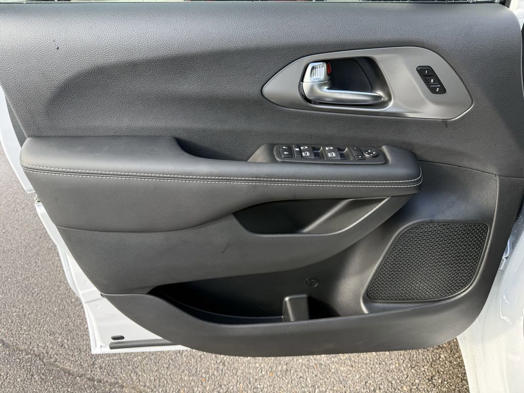 New 2026 Chrysler Pacifica Select image 13