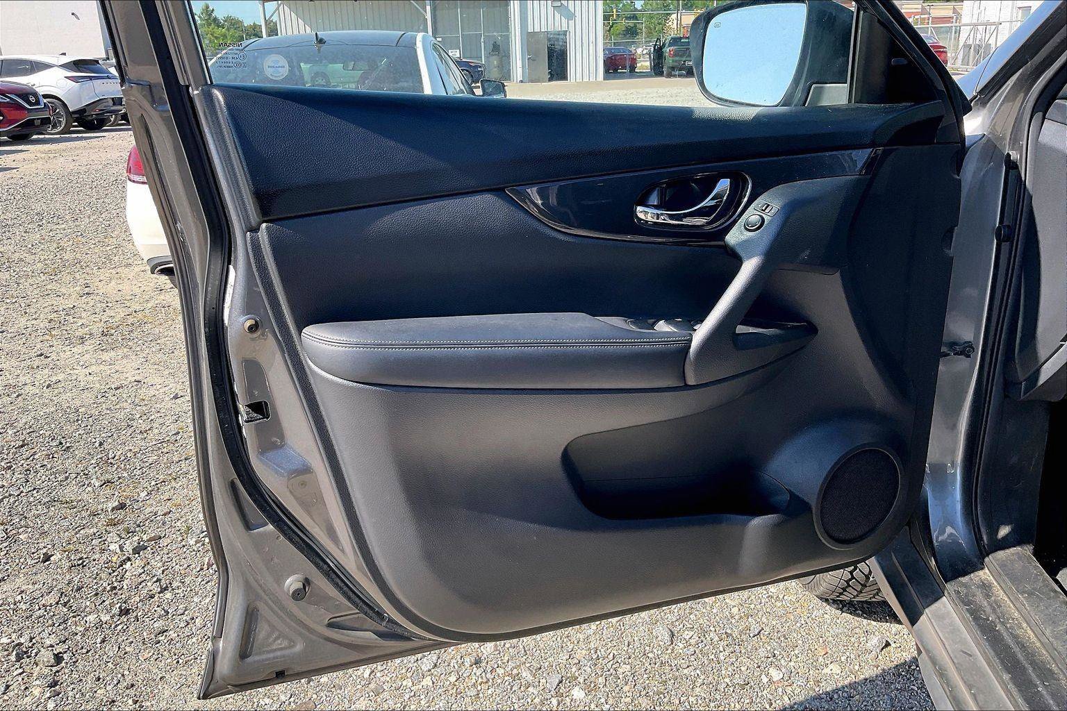 Used 2019 Nissan Rogue SV AWD/4WD image 6