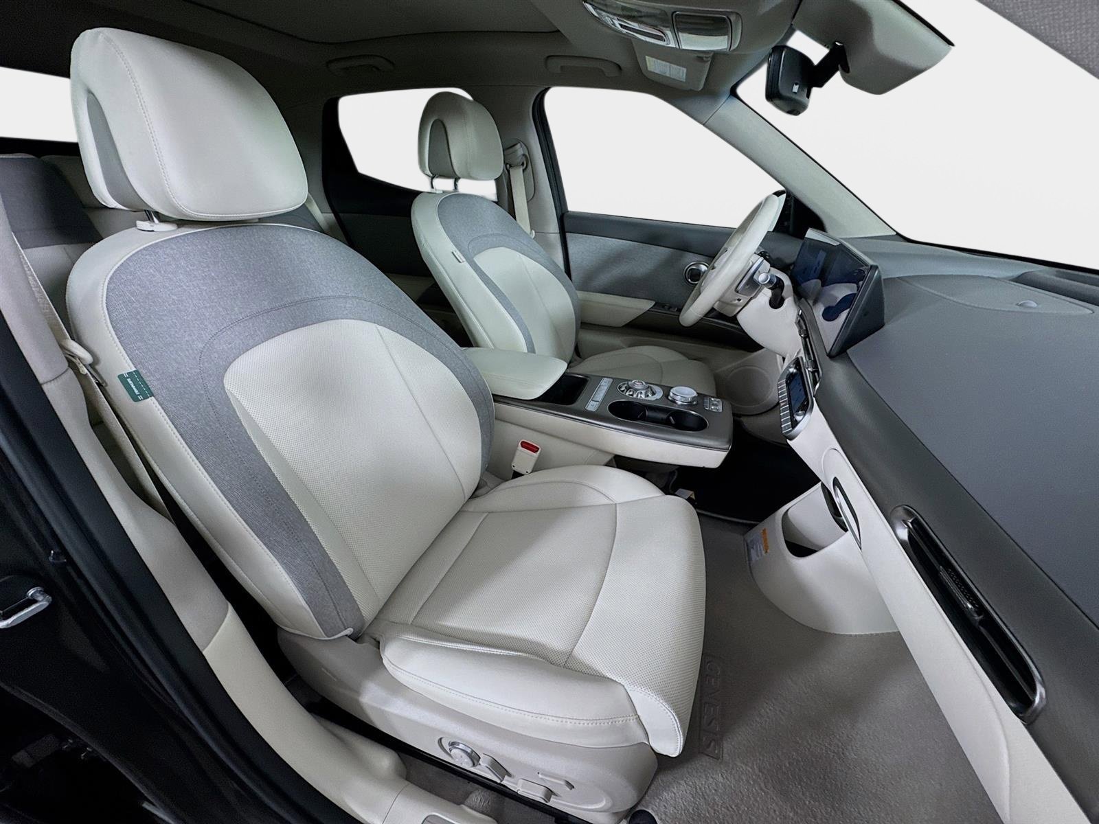 New 2024 Genesis GV60 RWD image 29