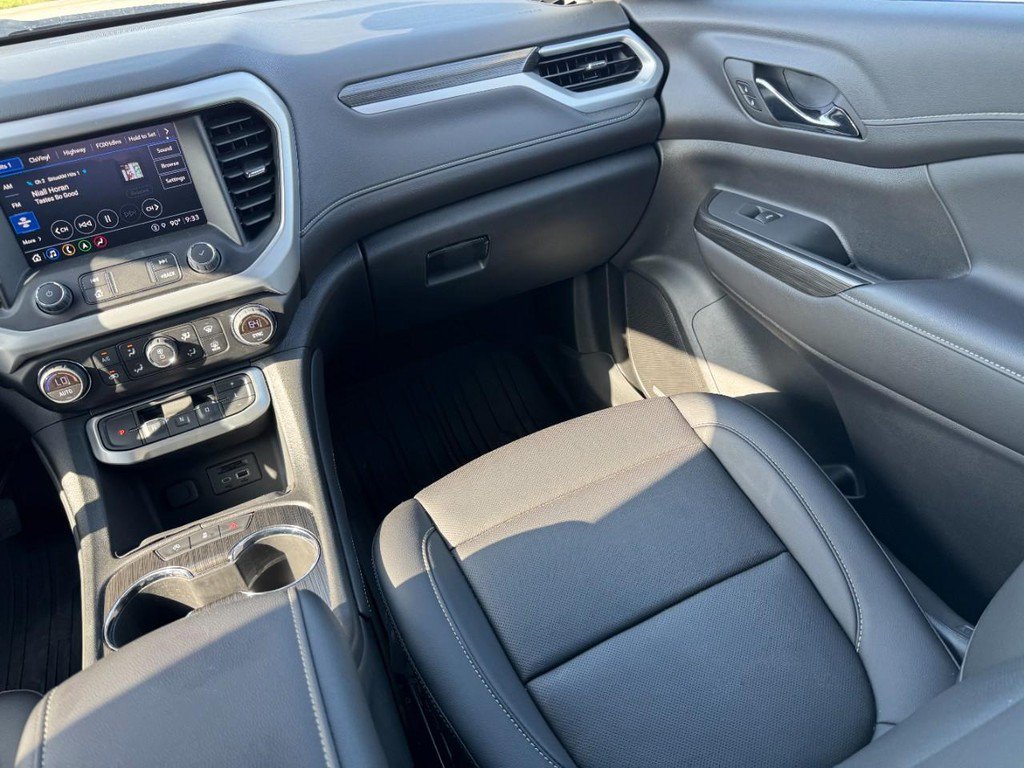 Used 2023 GMC Acadia SLT w/ Preferred Package FWD image 18
