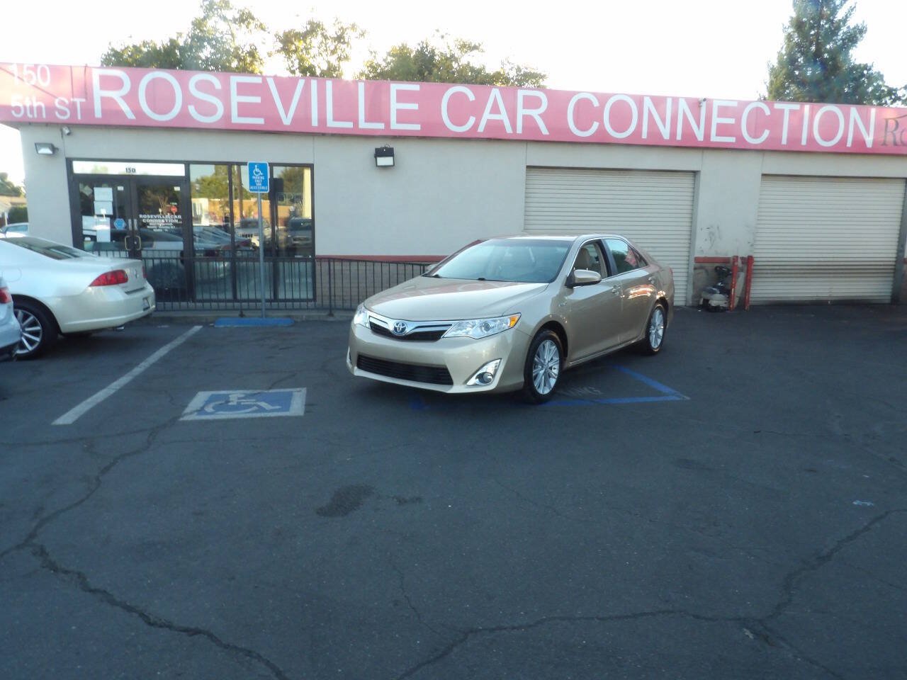 Used 2012 Toyota Camry XLE w/ Convenience Pkg FWD image 1