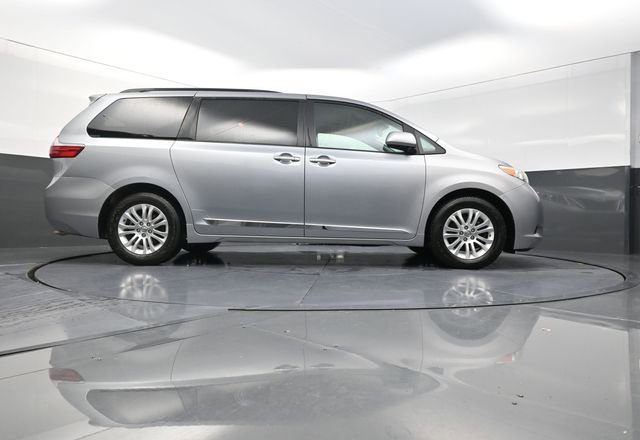 Used 2015 Toyota Sienna XLE w/ XLE Navigation Package image 28