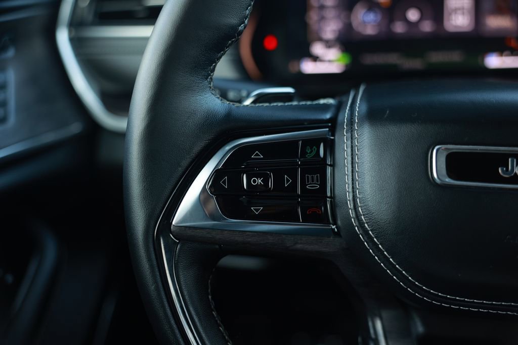 Used 2023 Jeep Grand Cherokee Overland w/ Advanced Protech Group III AWD/4WD image 23