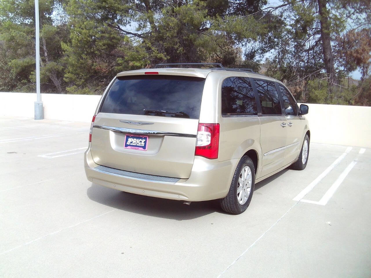 Used 2012 Chrysler Town & Country Touring-L w/ Entertainment Group #2 image 5