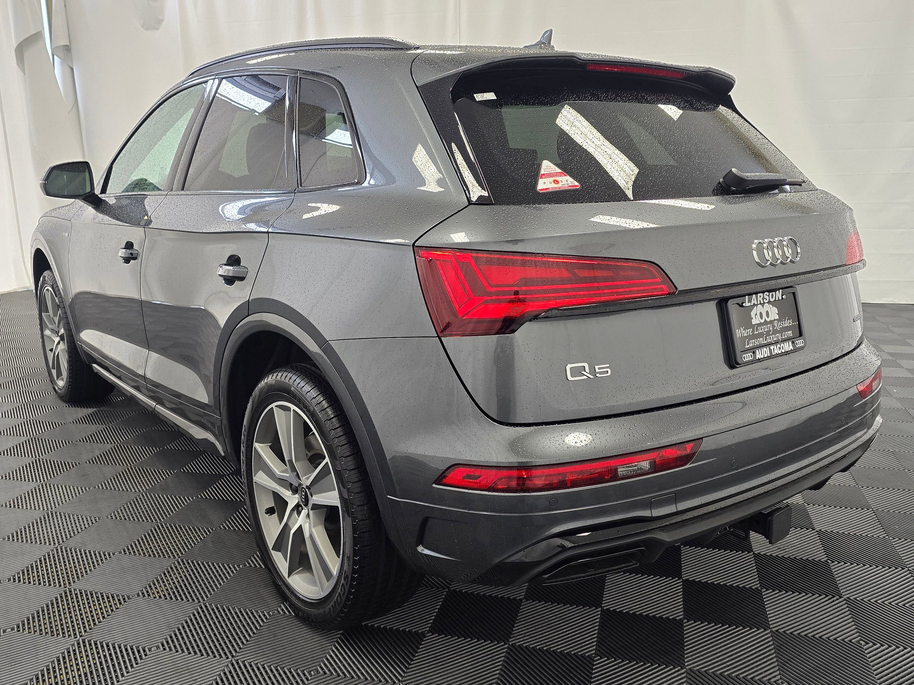 Certified 2025 Audi Q5 2.0T Premium w/ Convenience Plus Package image 4