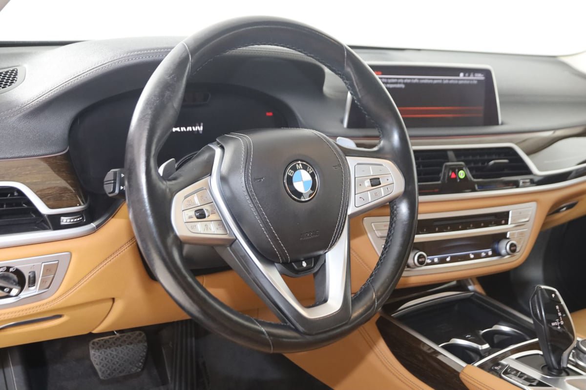 Used 2020 BMW 750i xDrive AWD/4WD image 7