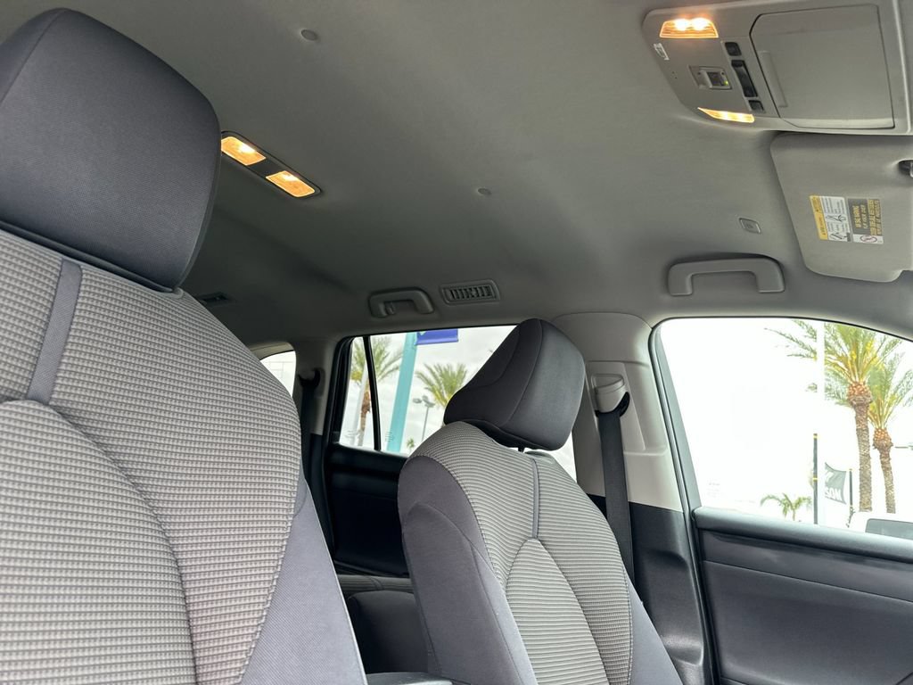 Used 2023 Toyota Highlander LE AWD/4WD image 16
