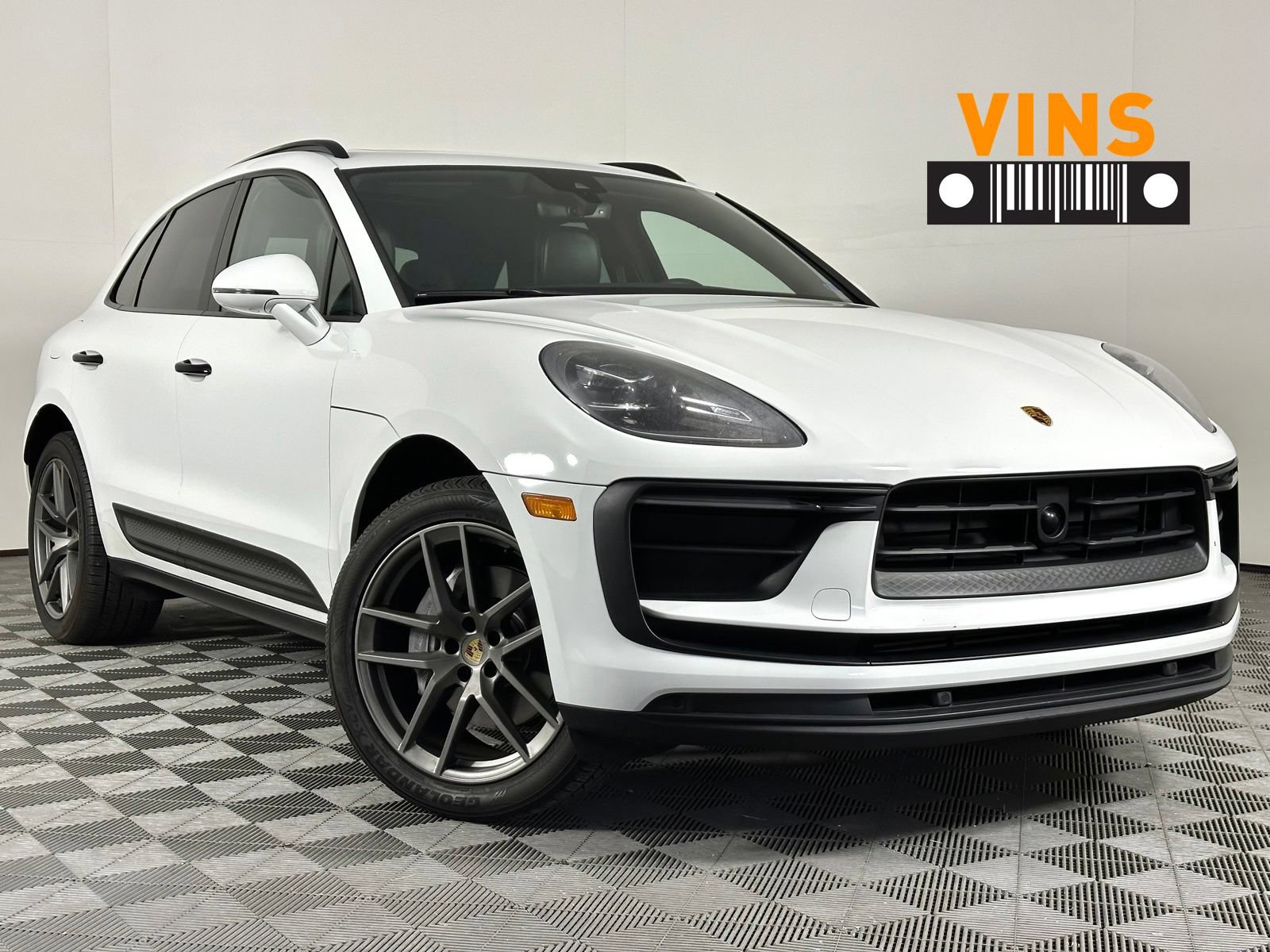 Used 2022 Porsche Macan AWD/4WD image 1
