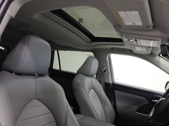 Used 2022 Toyota Highlander XLE FWD image 11