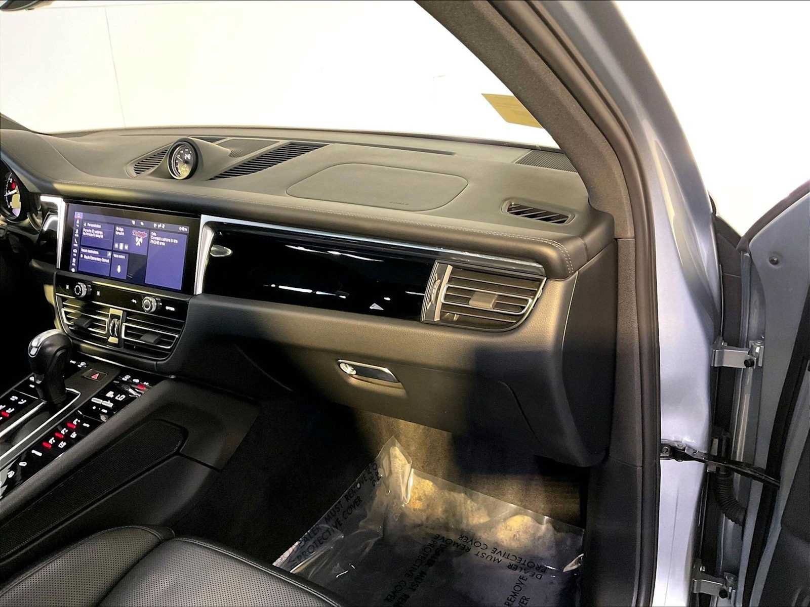 Certified 2023 Porsche Macan AWD/4WD image 22
