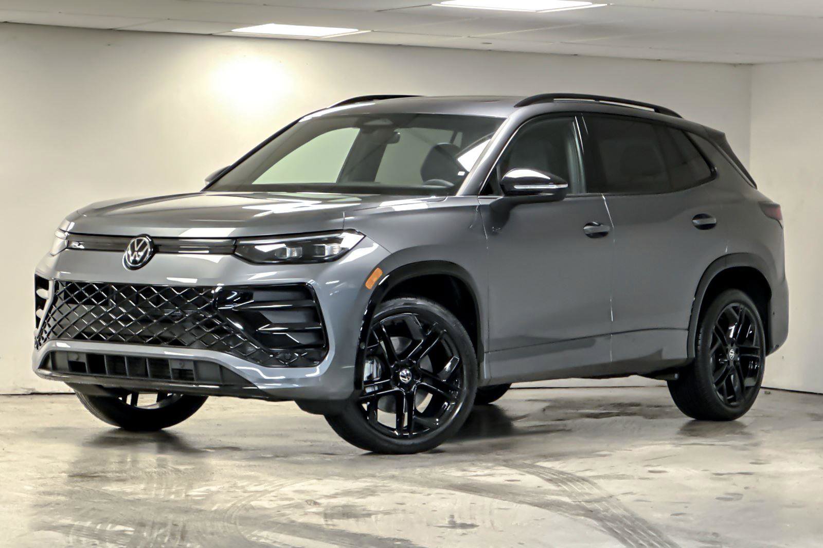 New 2026 Volkswagen Tiguan SE R-Line image 1