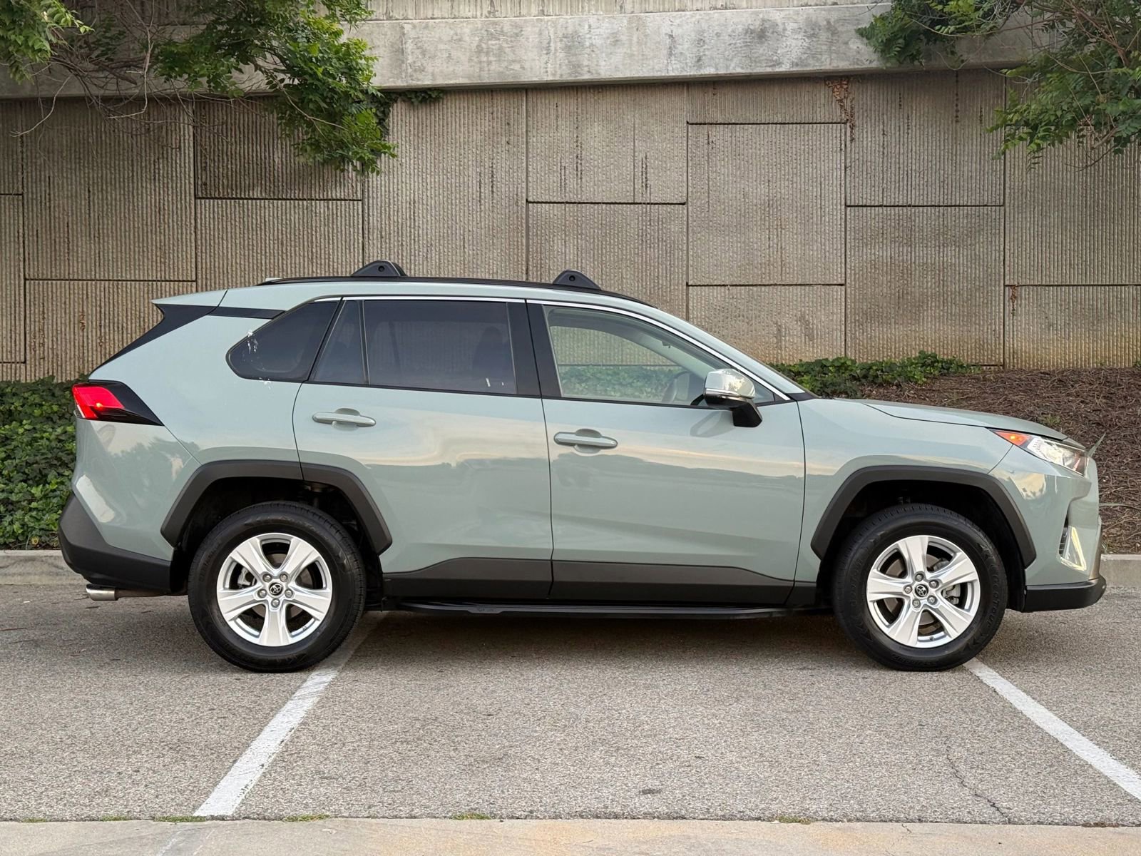 Used 2019 Toyota RAV4 XLE w/ Convenience Package FWD image 9