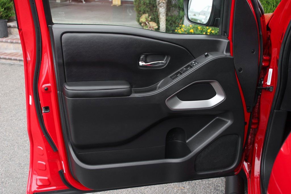 Used 2025 Nissan Frontier SV image 14