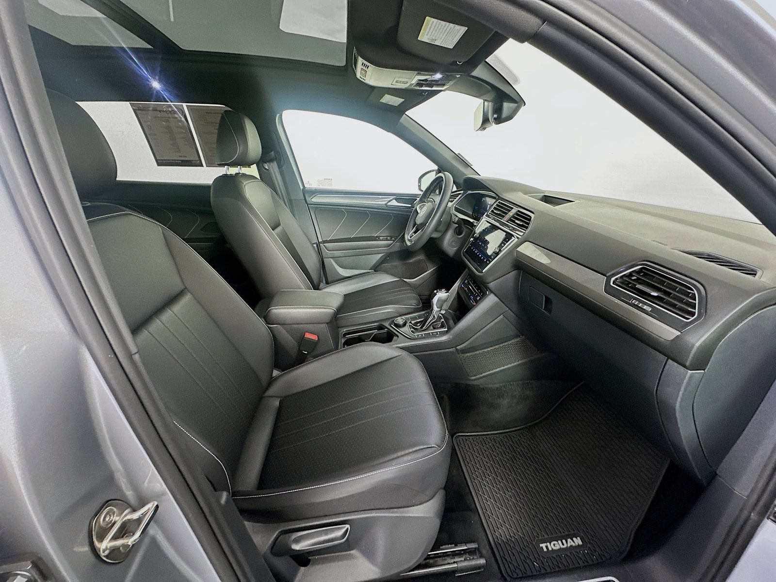 Used 2023 Volkswagen Tiguan SE R-Line AWD/4WD image 32
