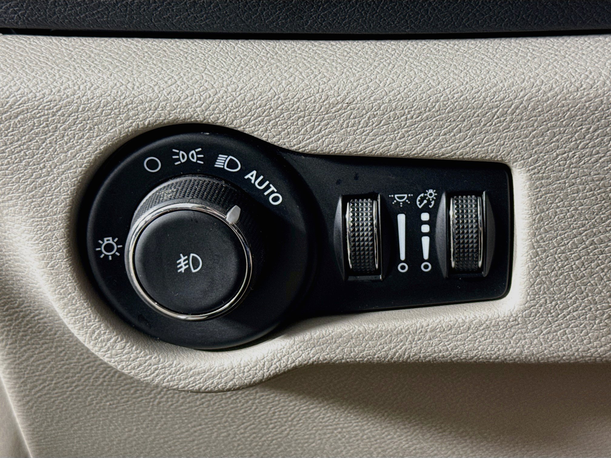 Used 2024 Chrysler Pacifica Touring-L FWD image 9