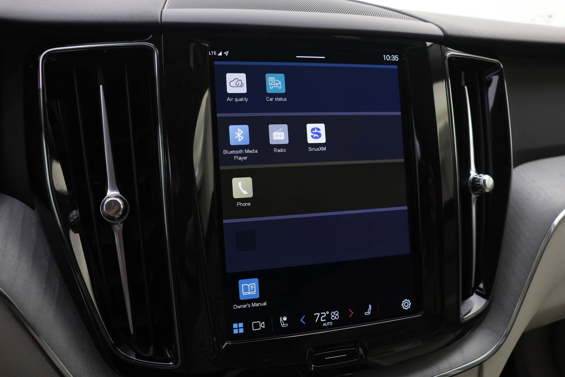 New 2025 Volvo XC60 T8 Plus w/ Protection Package Premier image 9