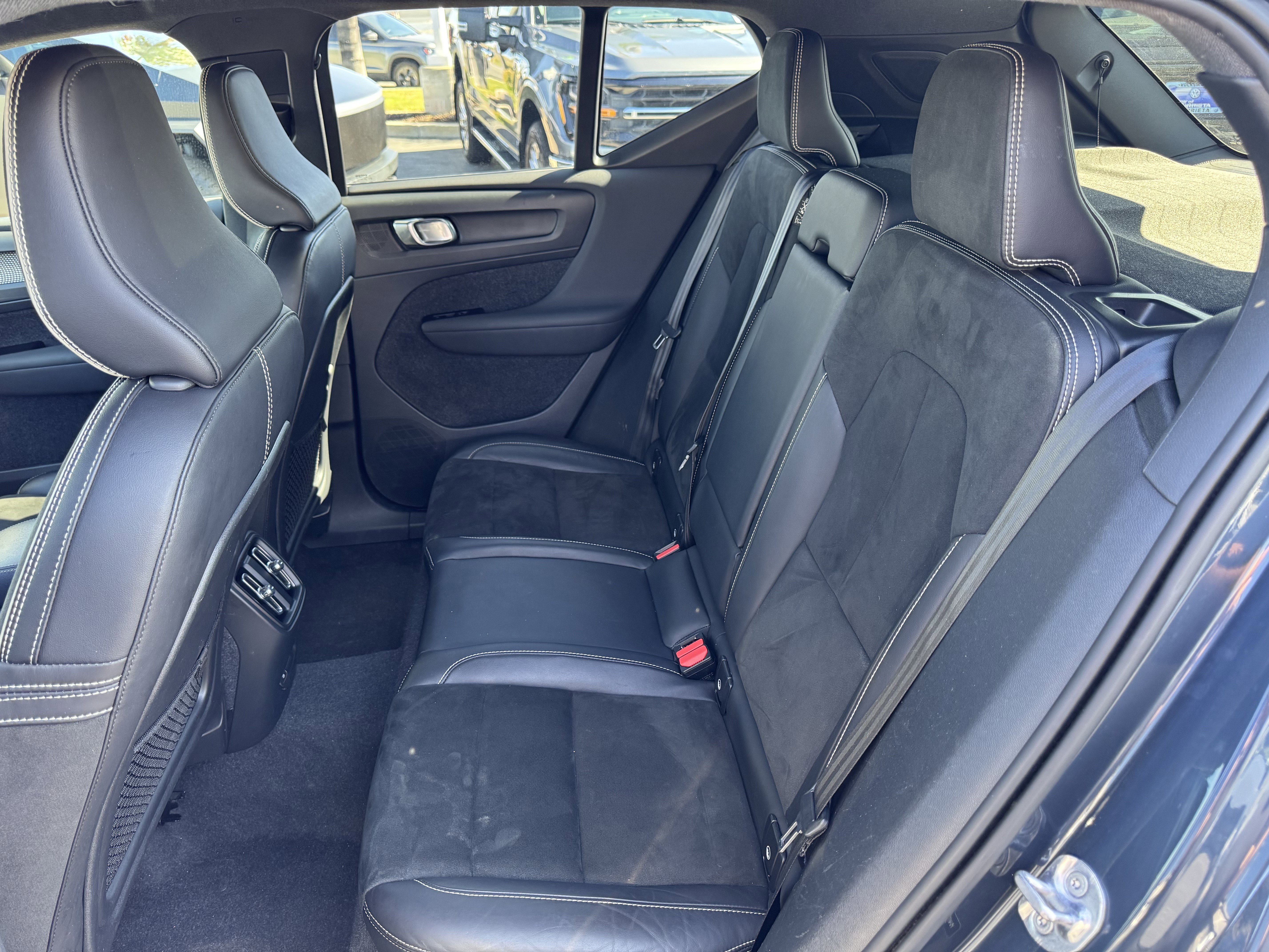 Used 2022 Volvo XC40 P8 Recharge Ultimate image 31