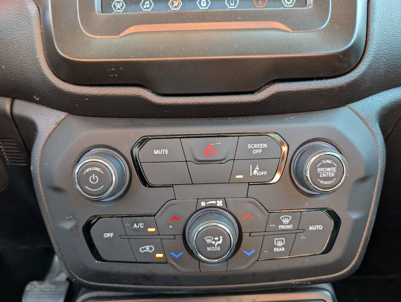 Used 2021 Jeep Renegade Latitude AWD/4WD image 17