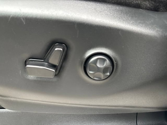 Used 2024 Chrysler Pacifica Touring-L FWD image 16
