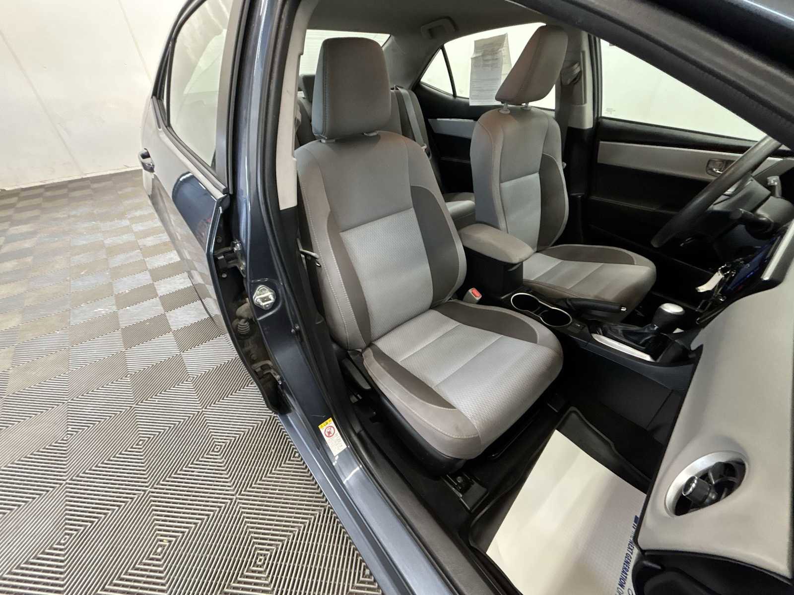 Used 2018 Toyota Corolla LE image 24