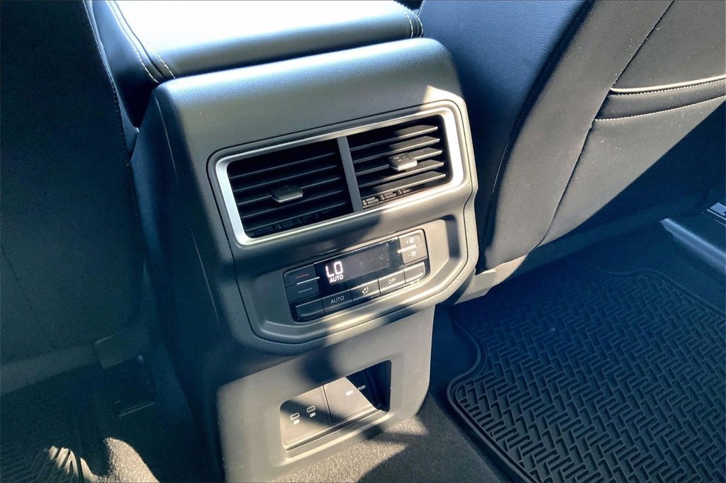Used 2024 Volkswagen Atlas SE image 32
