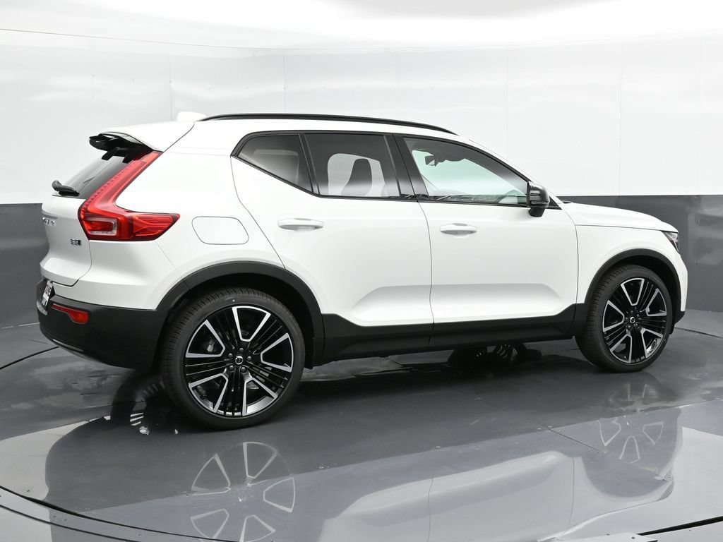 Used 2025 Volvo XC40 B5 Plus w/ Climate Package AWD/4WD image 2