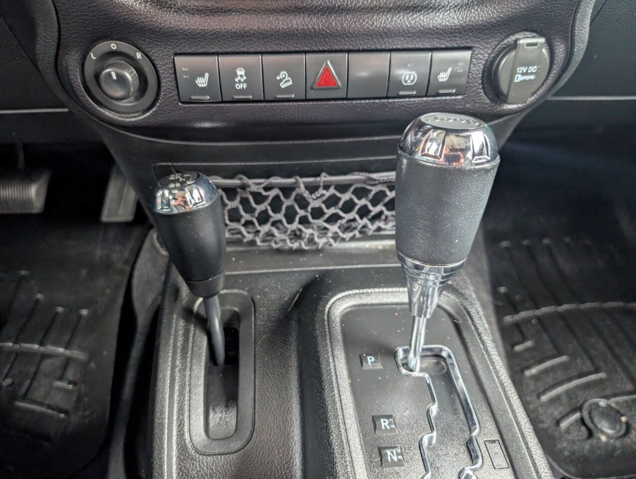 Used 2016 Jeep Wrangler Unlimited Sahara w/ Connectivity Group AWD/4WD image 17