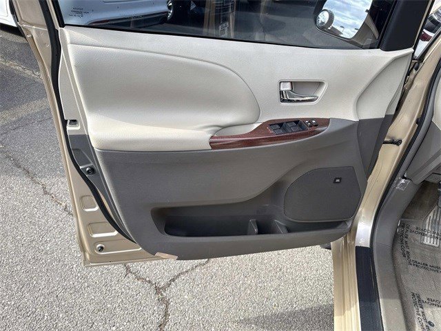 Used 2011 Toyota Sienna XLE image 13