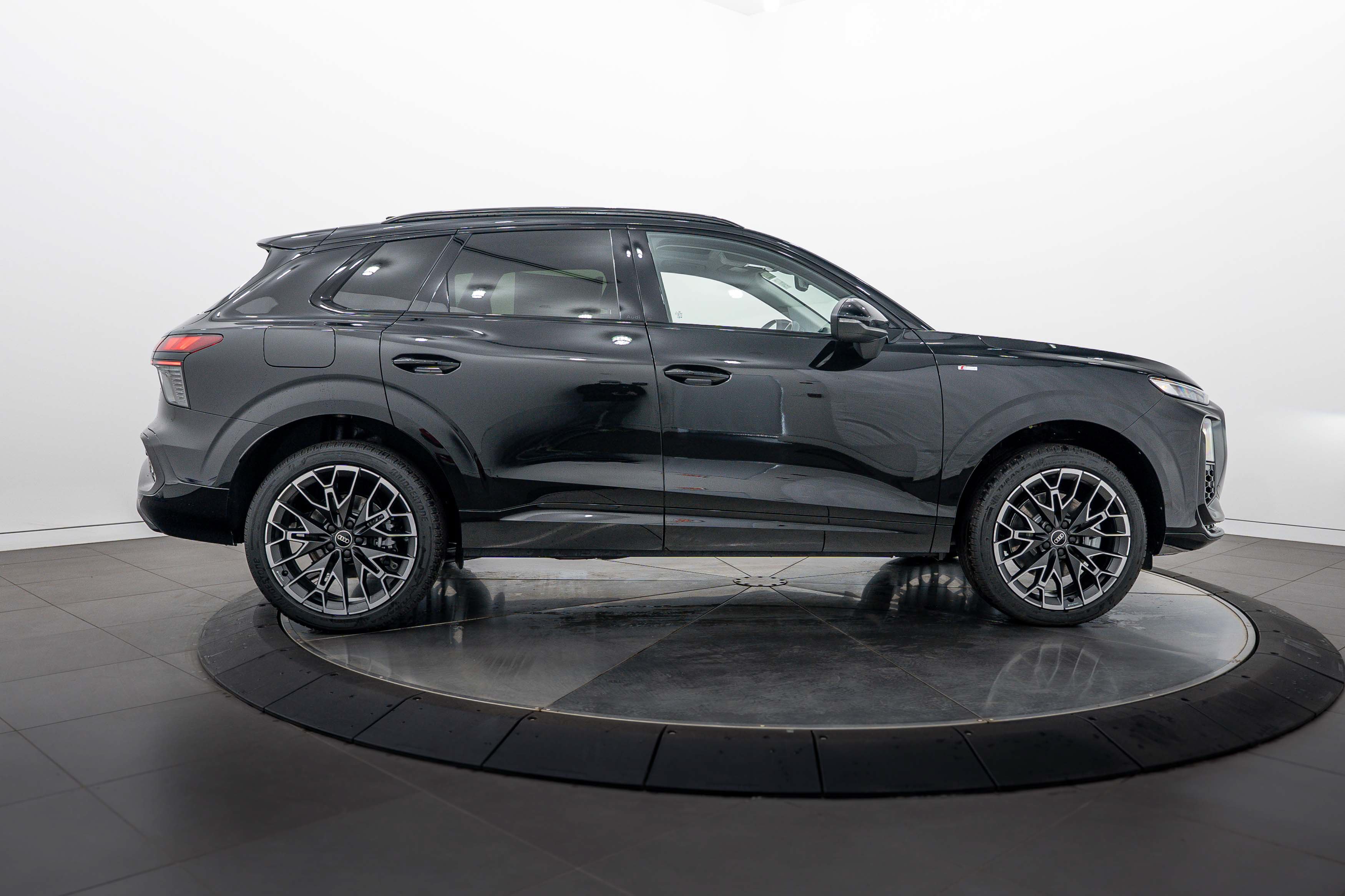 New 2026 Audi Q3 quattro 2.0T AWD/4WD image 3