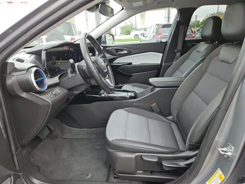 Used 2025 Chevrolet Trax LT w/ LT Convenience Package FWD image 11