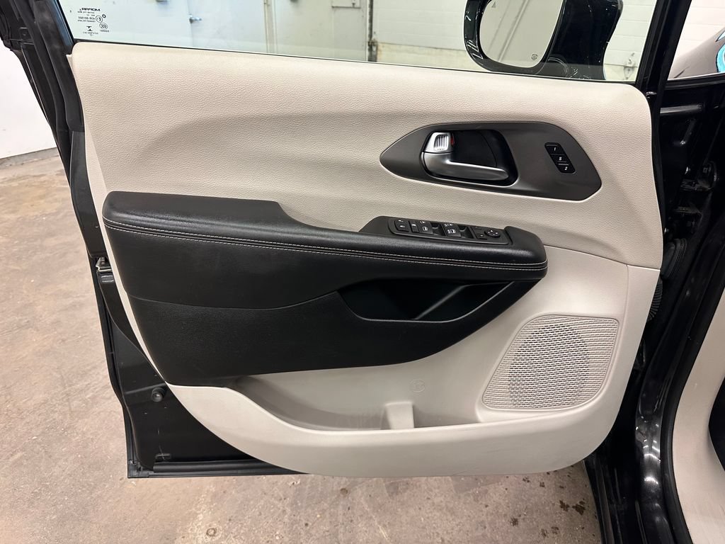 Certified 2022 Chrysler Pacifica Touring-L FWD image 19