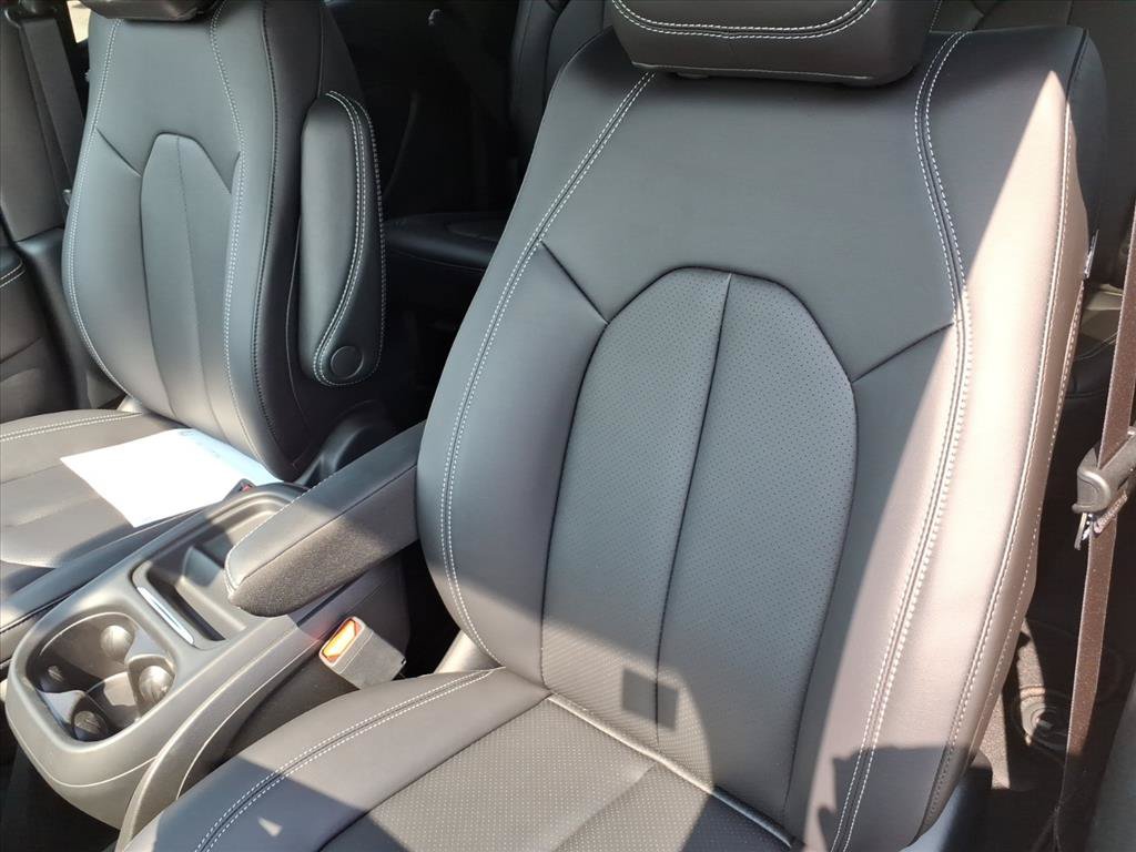 New 2027 Chrysler Pacifica Select FWD image 17