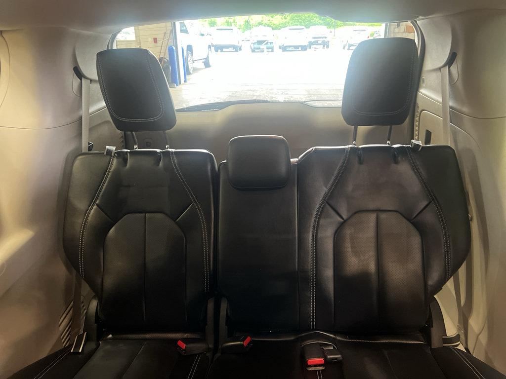 Used 2023 Chrysler Pacifica Touring-L FWD image 33