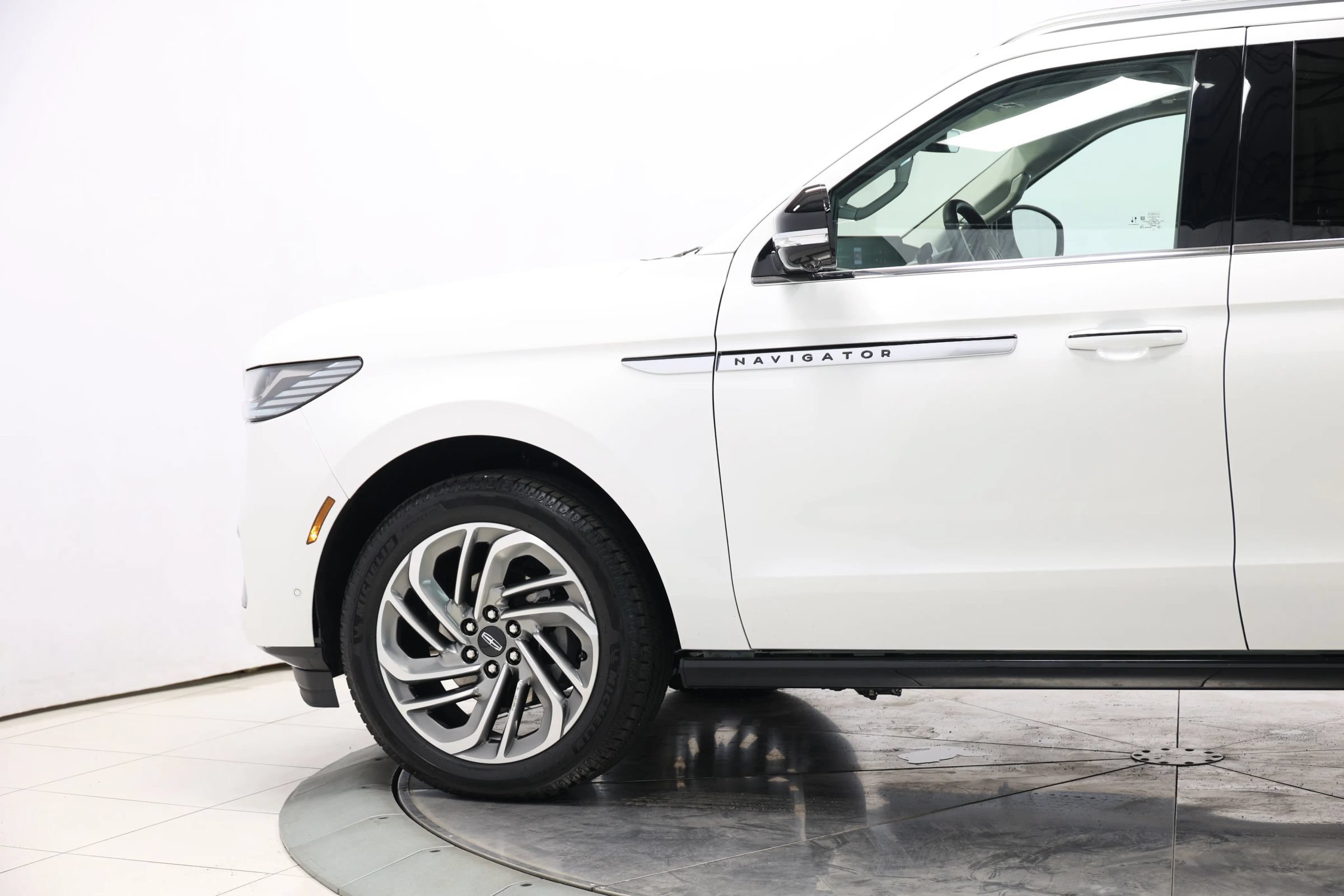 Used 2025 Lincoln Navigator Reserve AWD/4WD image 8