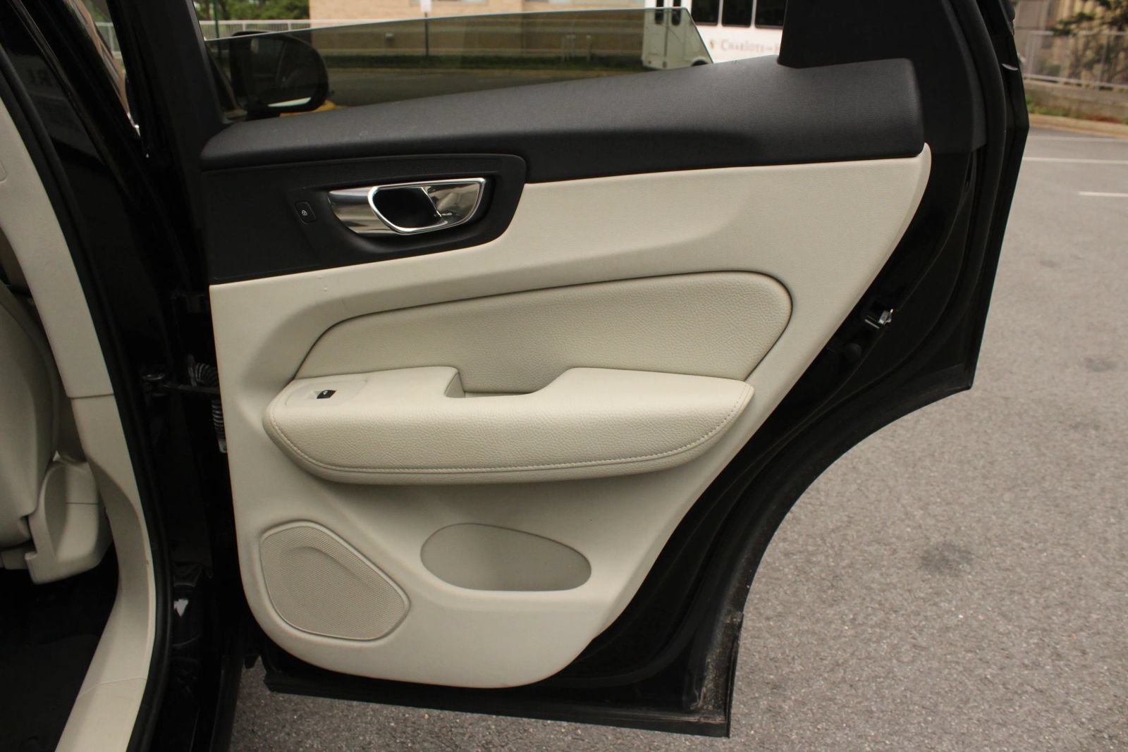 Used 2019 Volvo XC60 T5 Momentum w/ Multimedia Package AWD/4WD image 26