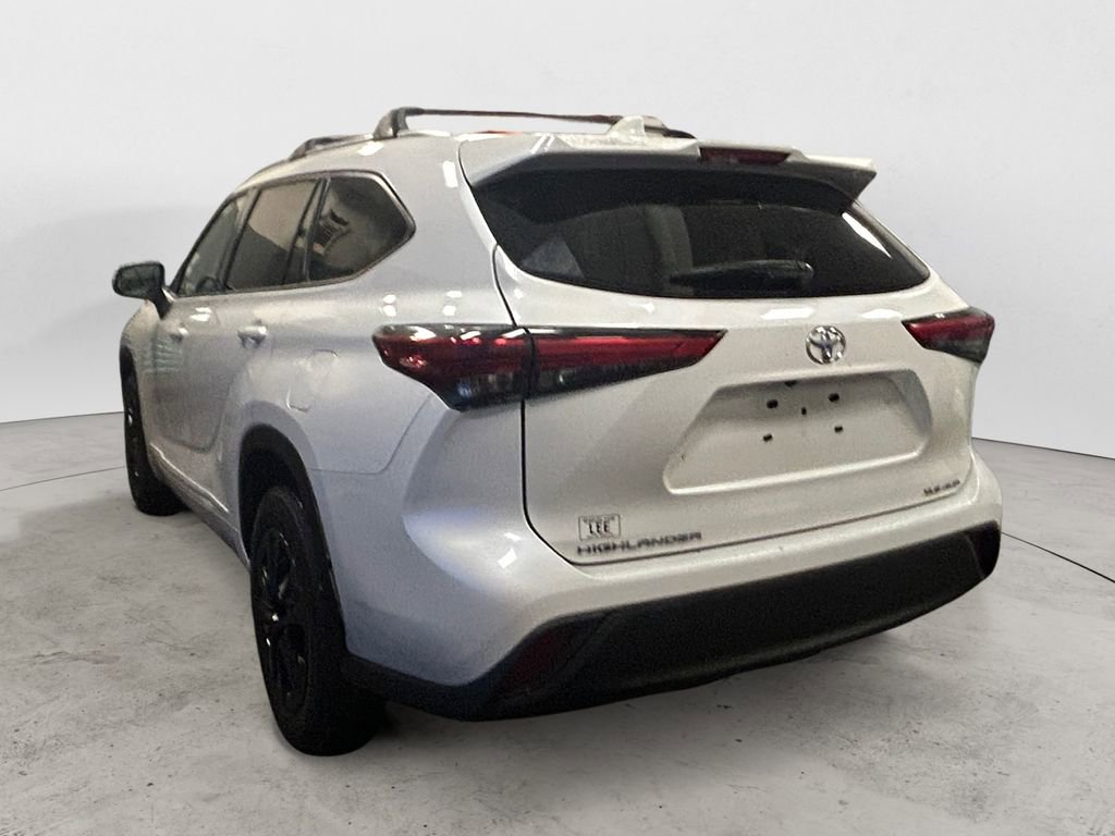 Used 2020 Toyota Highlander XLE AWD/4WD image 3