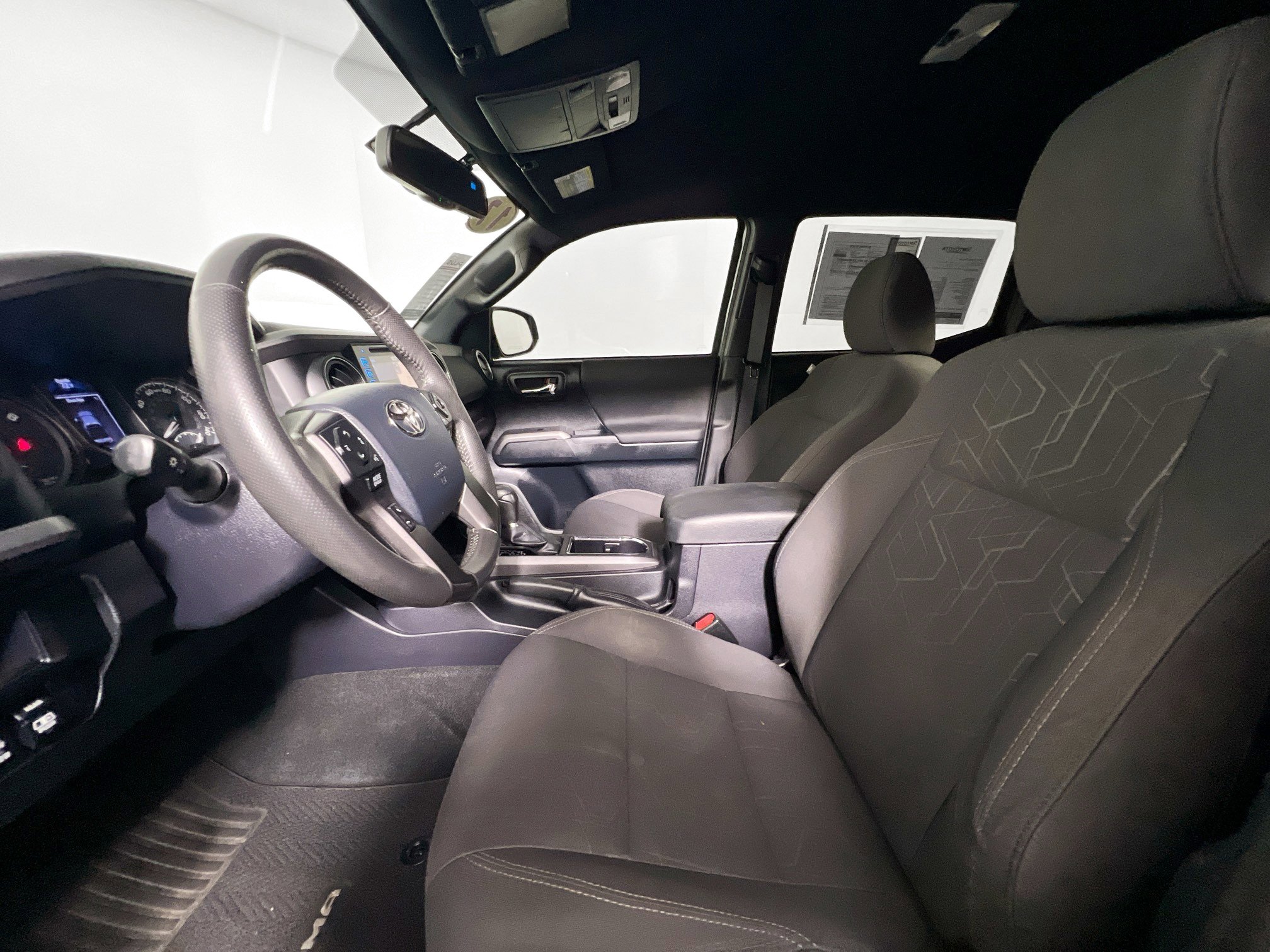 Used 2017 Toyota Tacoma TRD Sport w/ Tow Package (A/T) image 14