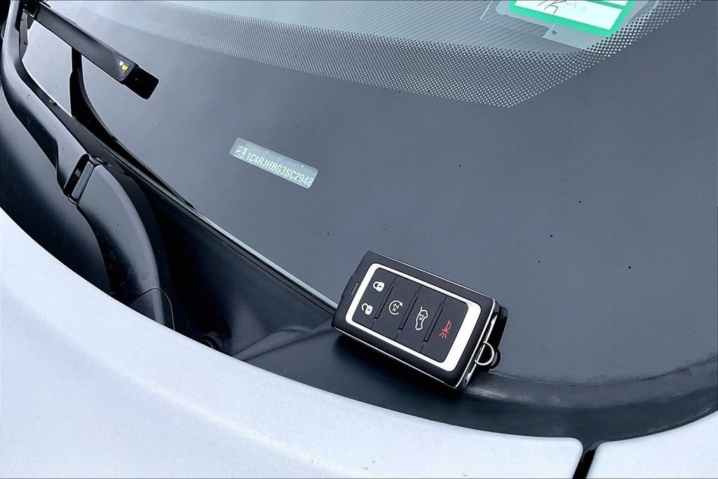 Used 2025 Jeep Grand Cherokee Limited w/ Black Appearance Package image 11