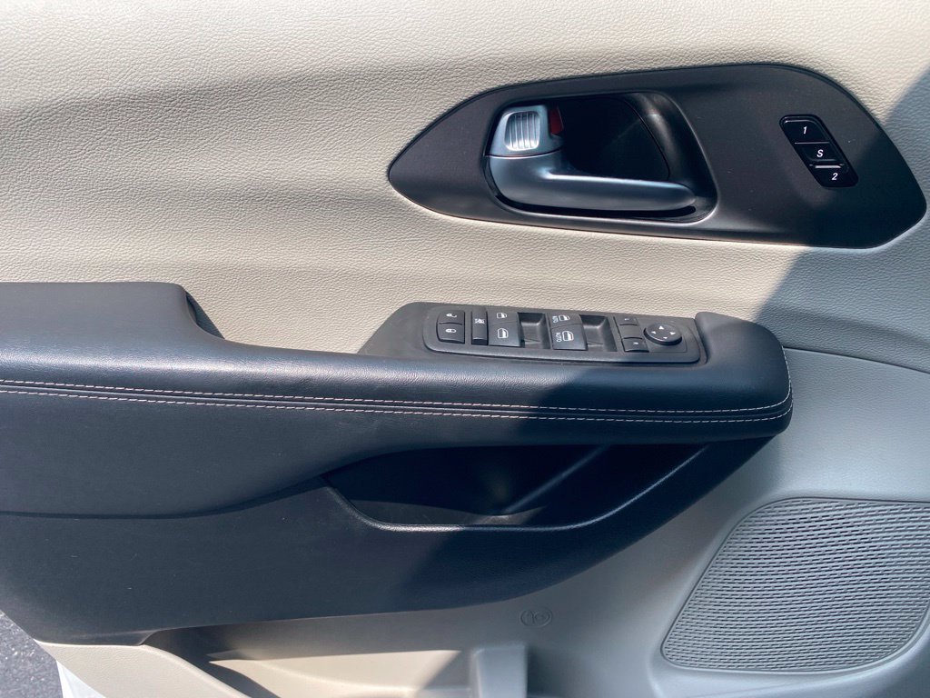 Used 2023 Chrysler Pacifica Touring-L FWD image 15