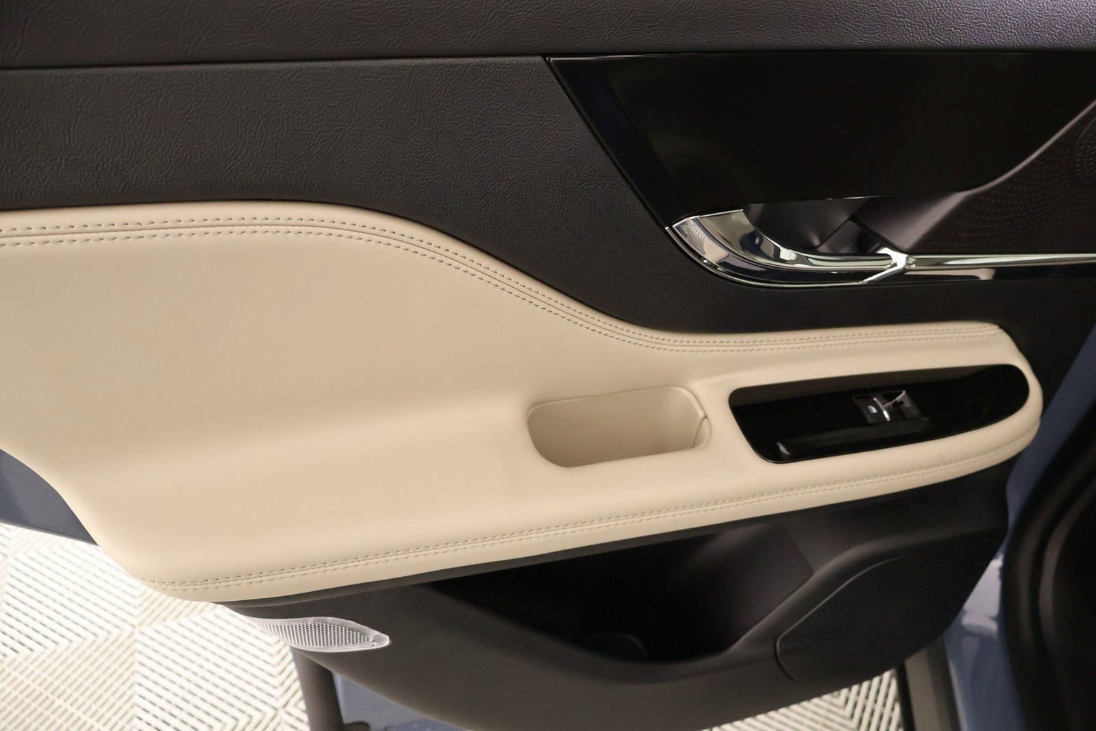 New 2026 Lincoln Corsair Reserve w/ Jet Appearance Package FWD image 18