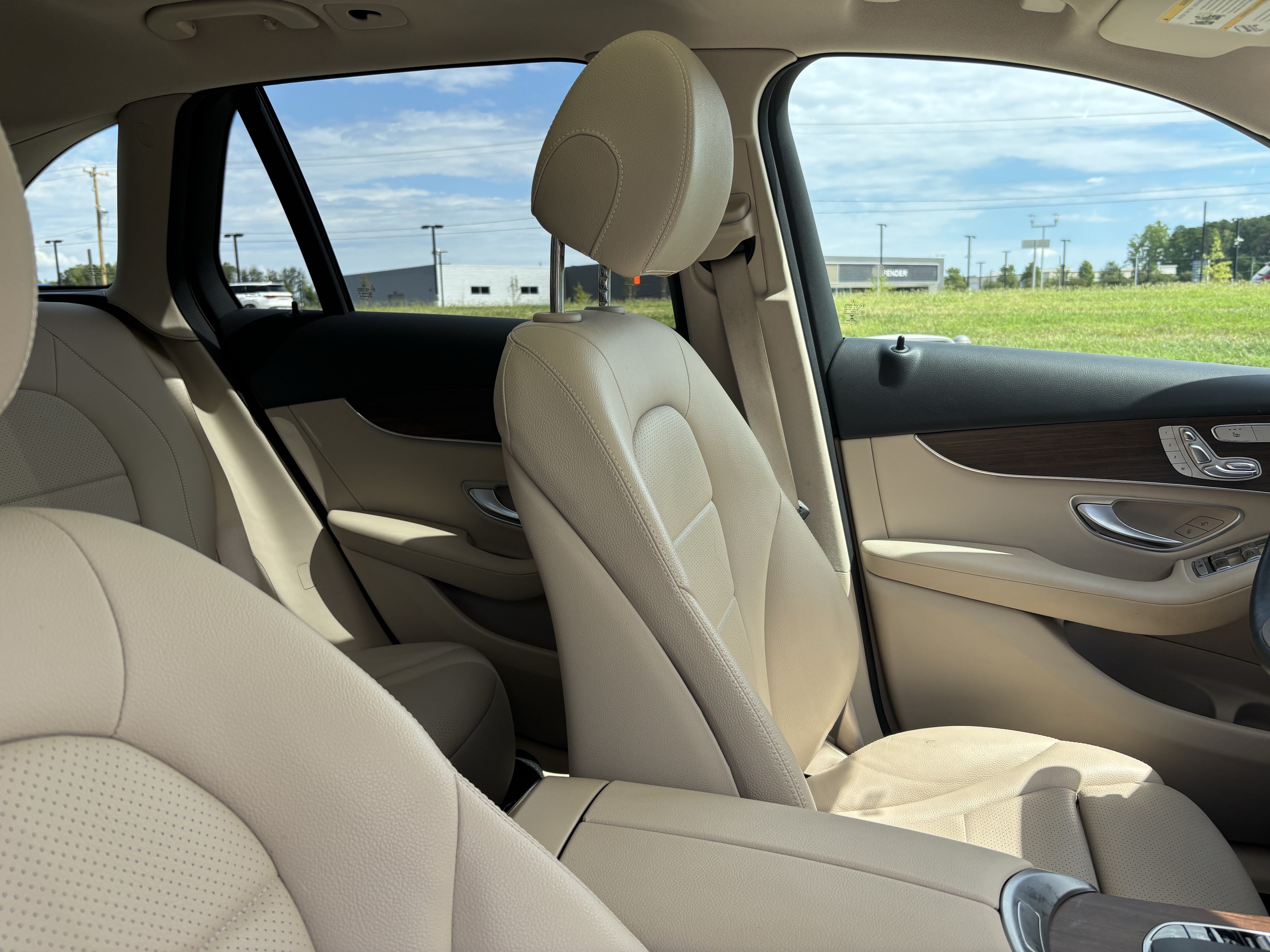 Used 2020 Mercedes-Benz GLC 300 4MATIC image 35