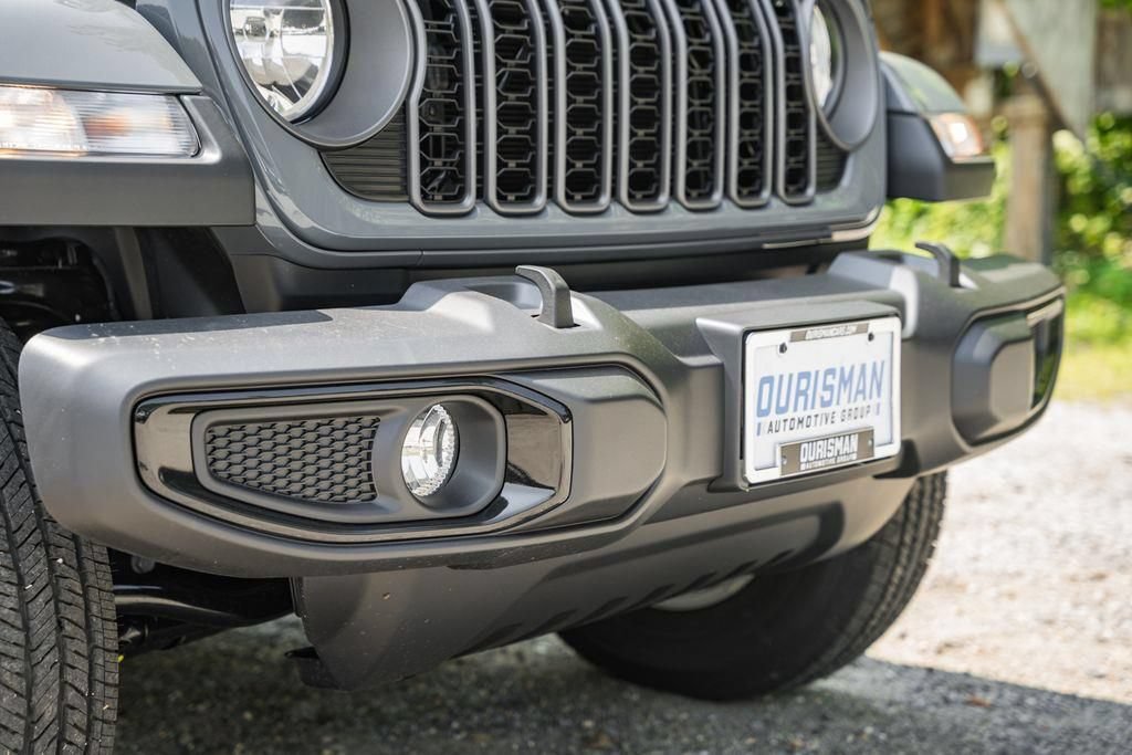 New 2025 Jeep Gladiator Sport AWD/4WD image 11