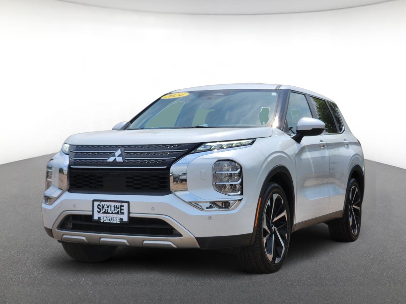 Used 2024 Mitsubishi Outlander SE AWD/4WD image 2