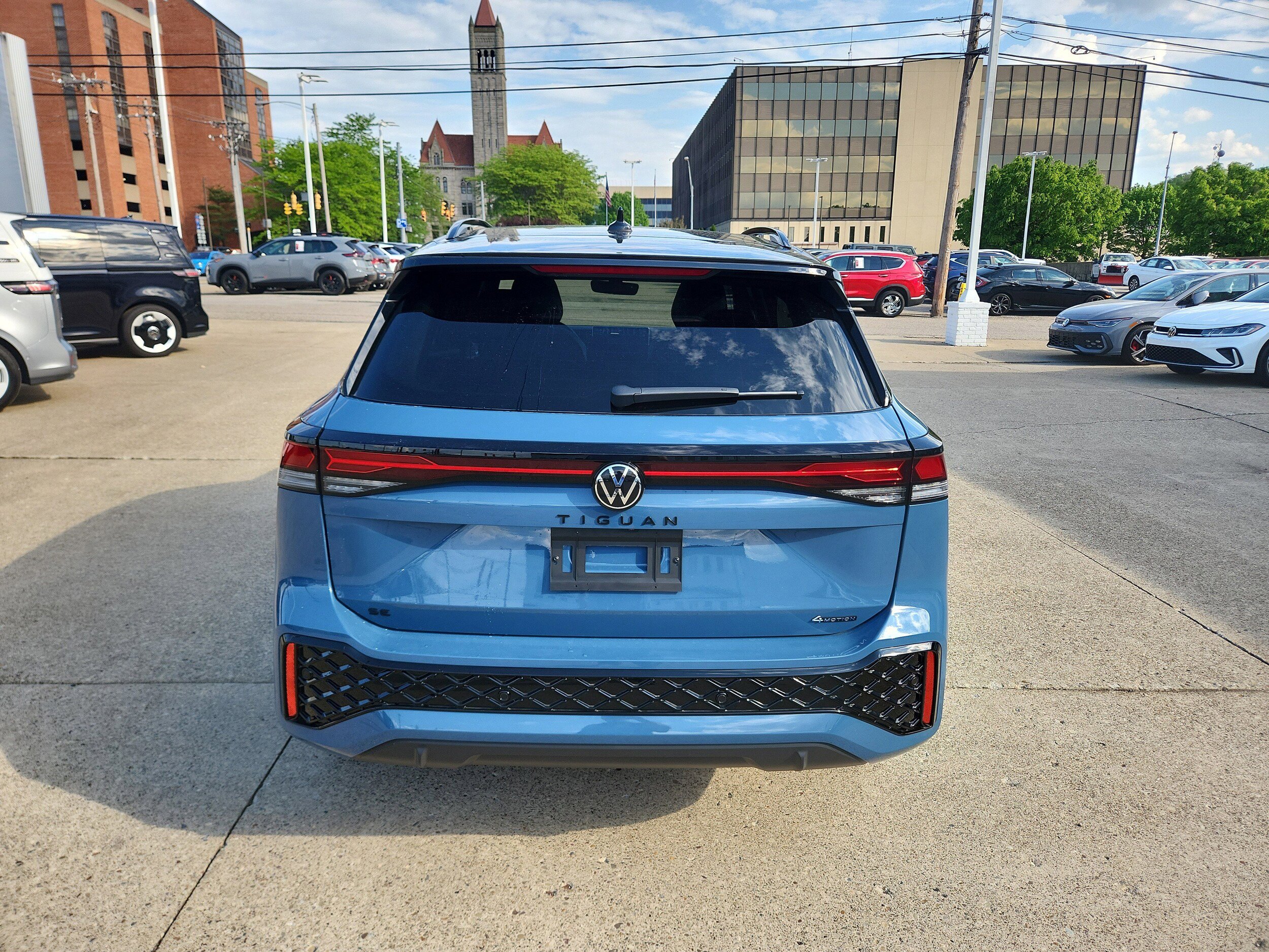 New 2026 Volkswagen Tiguan SE R-Line AWD/4WD image 4