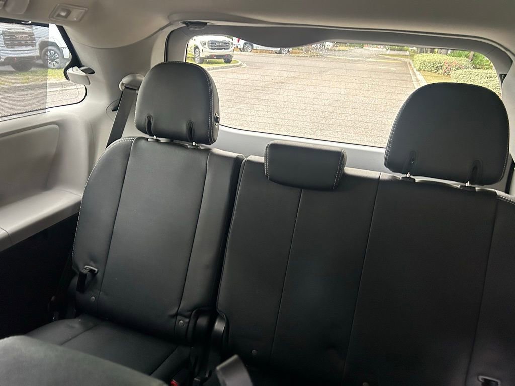 Used 2015 Toyota Sienna SE w/ SE Preferred Package FWD image 11