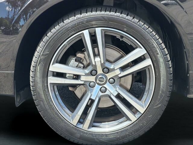 Used 2021 Volvo XC60 T5 Momentum w/ Protection Package Premier FWD image 35