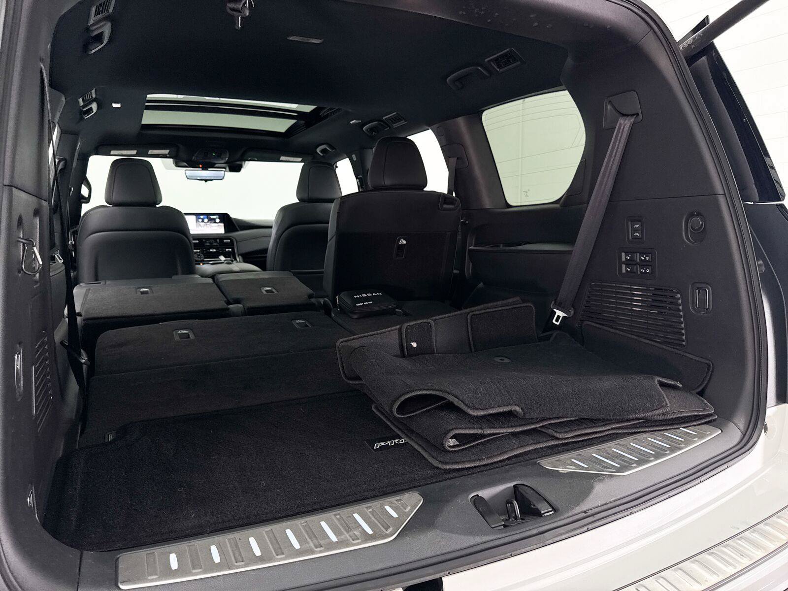 Used 2025 Nissan Armada PRO-4X w/ Pro-4X Premium Package AWD/4WD image 35