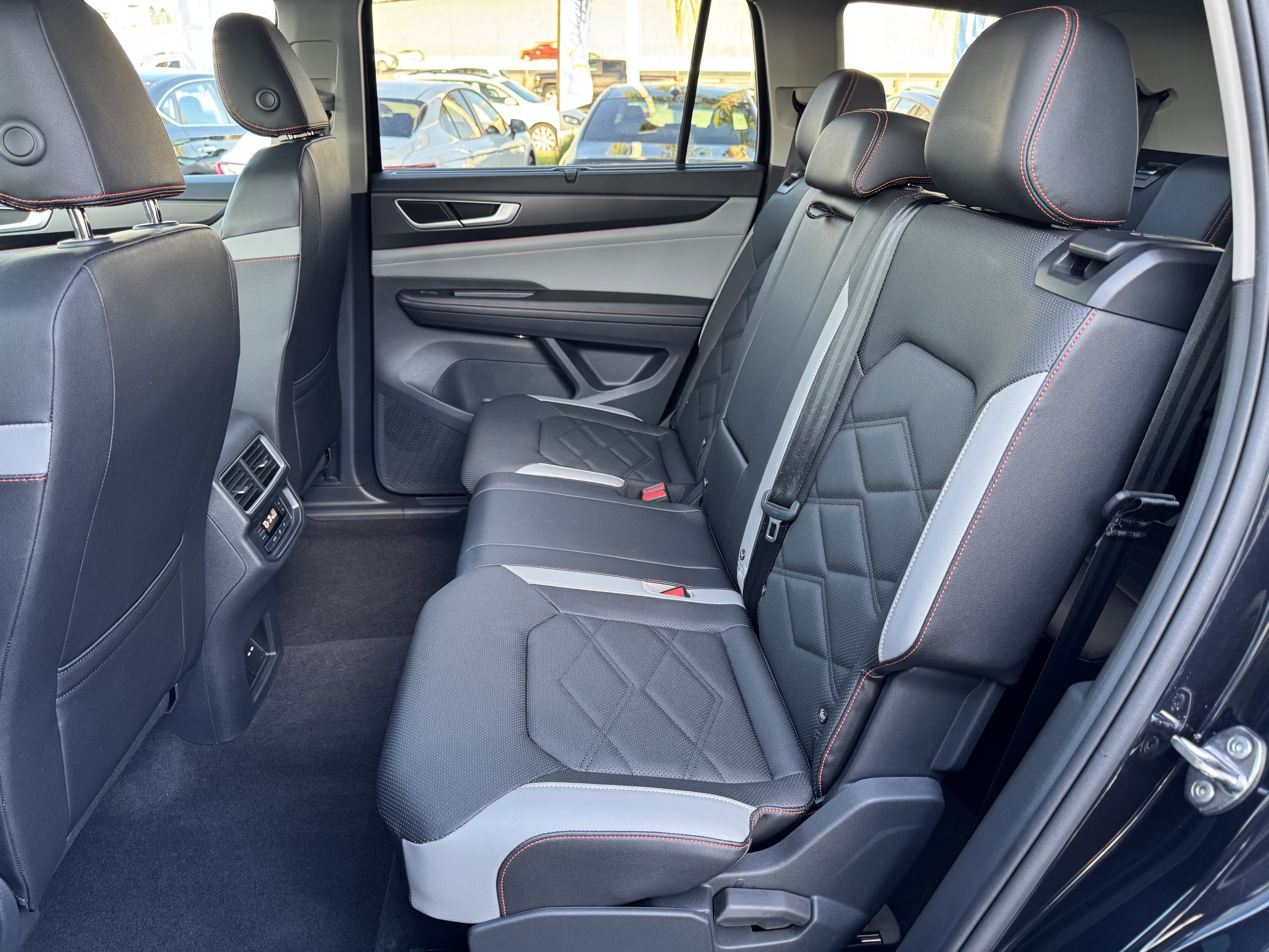 Certified 2025 Volkswagen Atlas Peak Edition SE AWD/4WD image 35