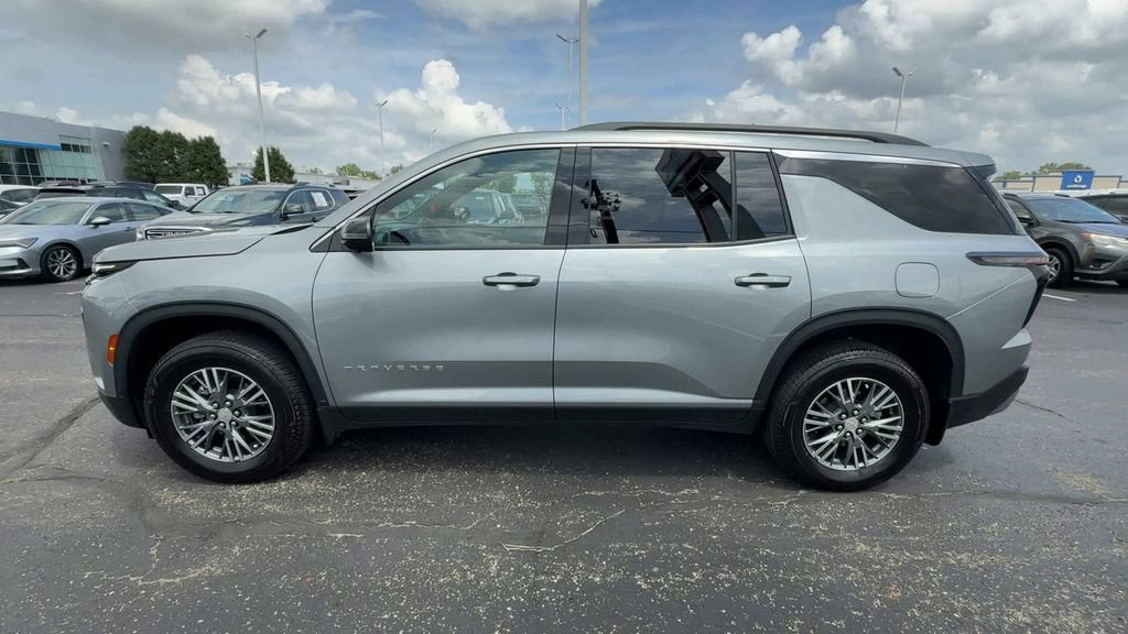 Used 2025 Chevrolet Traverse LT w/ Driver Confidence Package AWD/4WD image 5