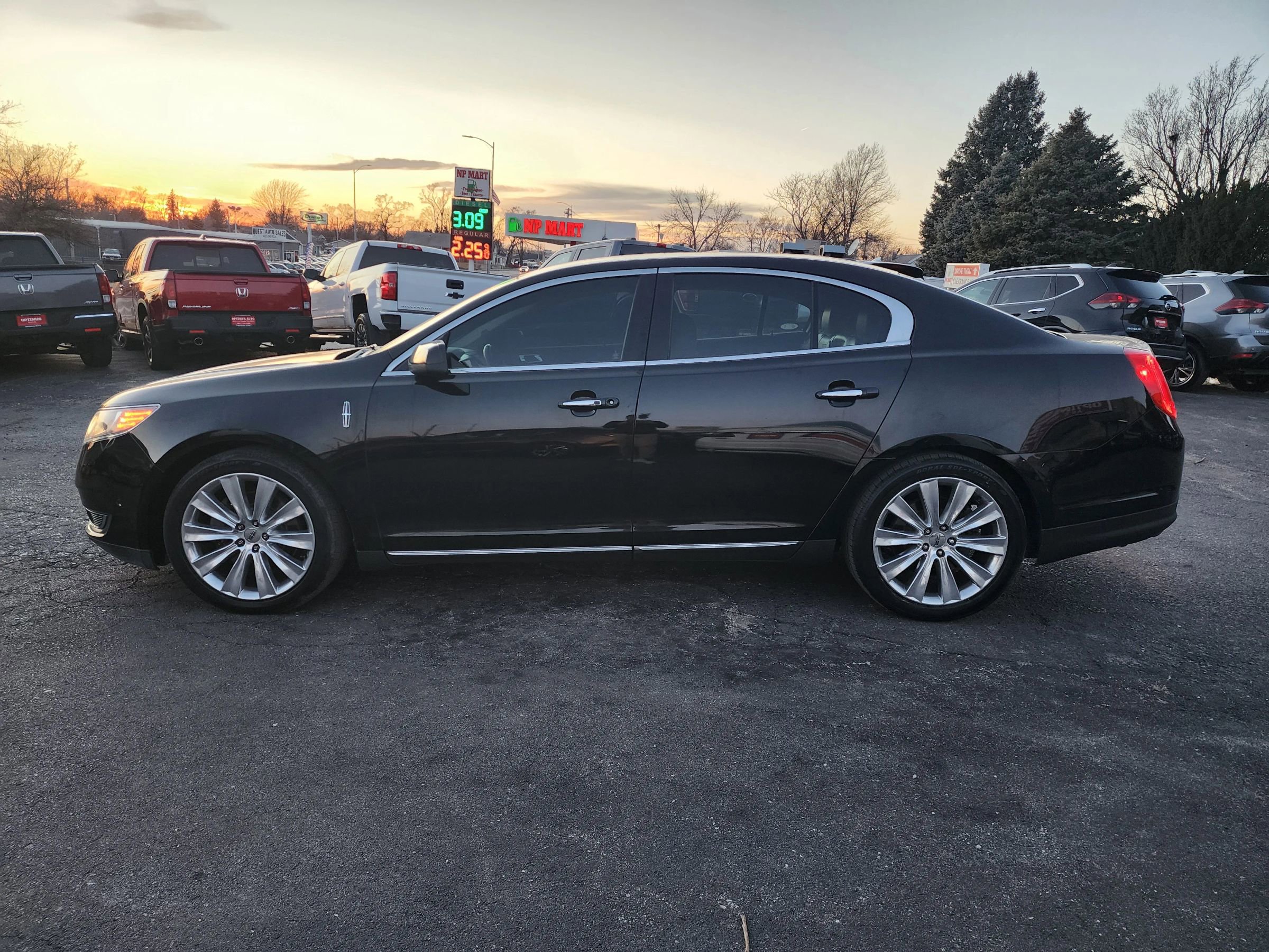 Used 2016 Lincoln MKS AWD w/ Equipment Group 201A image 4